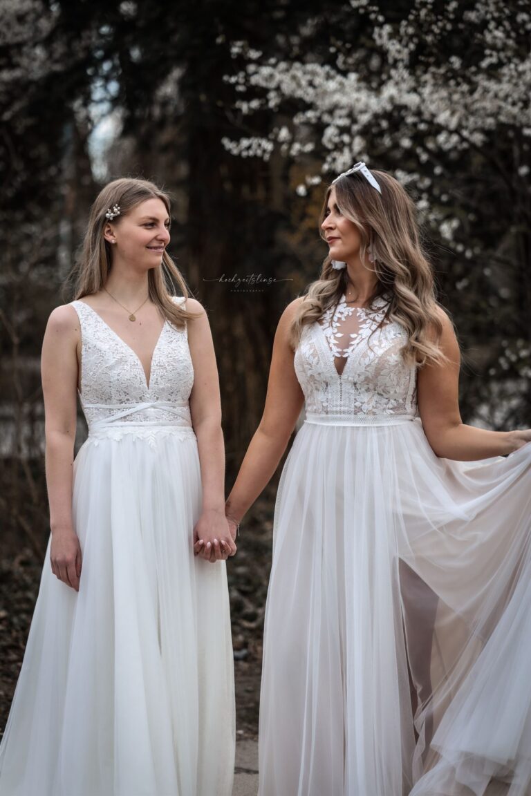 Zwei Bräute in leicht fallenden Brautkleidern, Inspiration für ein Brautkleid für Schwangere