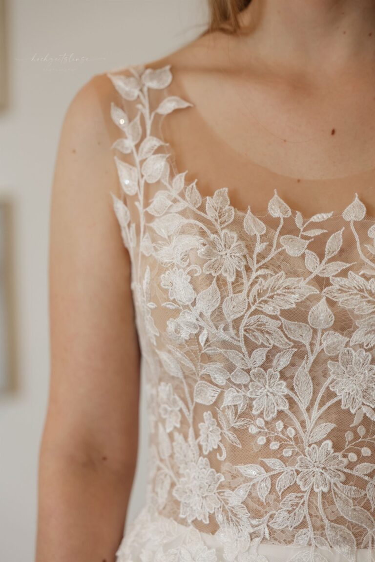 Detail der floralen Spitze an einem Brautkleid