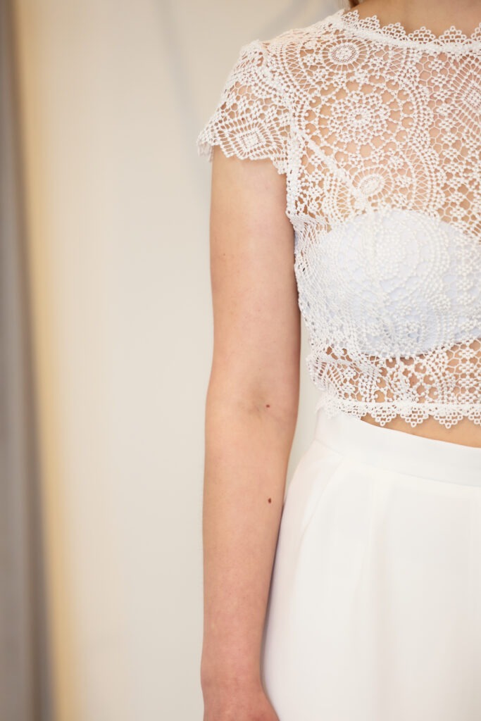Zweiteiler Standesamt: Crop Top aus Spitze mit schlichter Hose