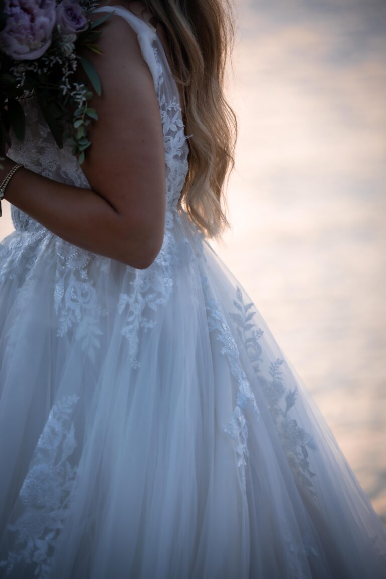 Brautkleid mit Spitze und fließendem Tüll im Abendlicht, Schleier und Spitze Brautmode