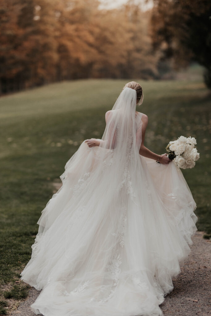Braut von hinten im Brautkleid mit weitem Tüllrock