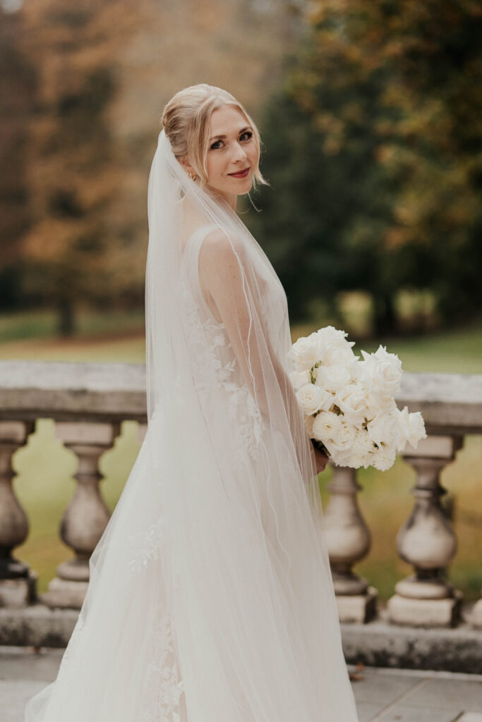 Braut mit Brautstrauß im Tüll Brautkleid mit Spitze
