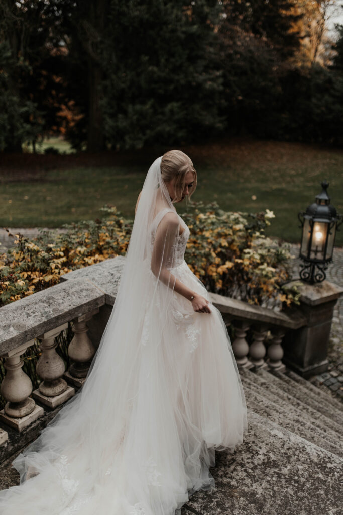 Brautkleid mit langer Schleppe von hinten