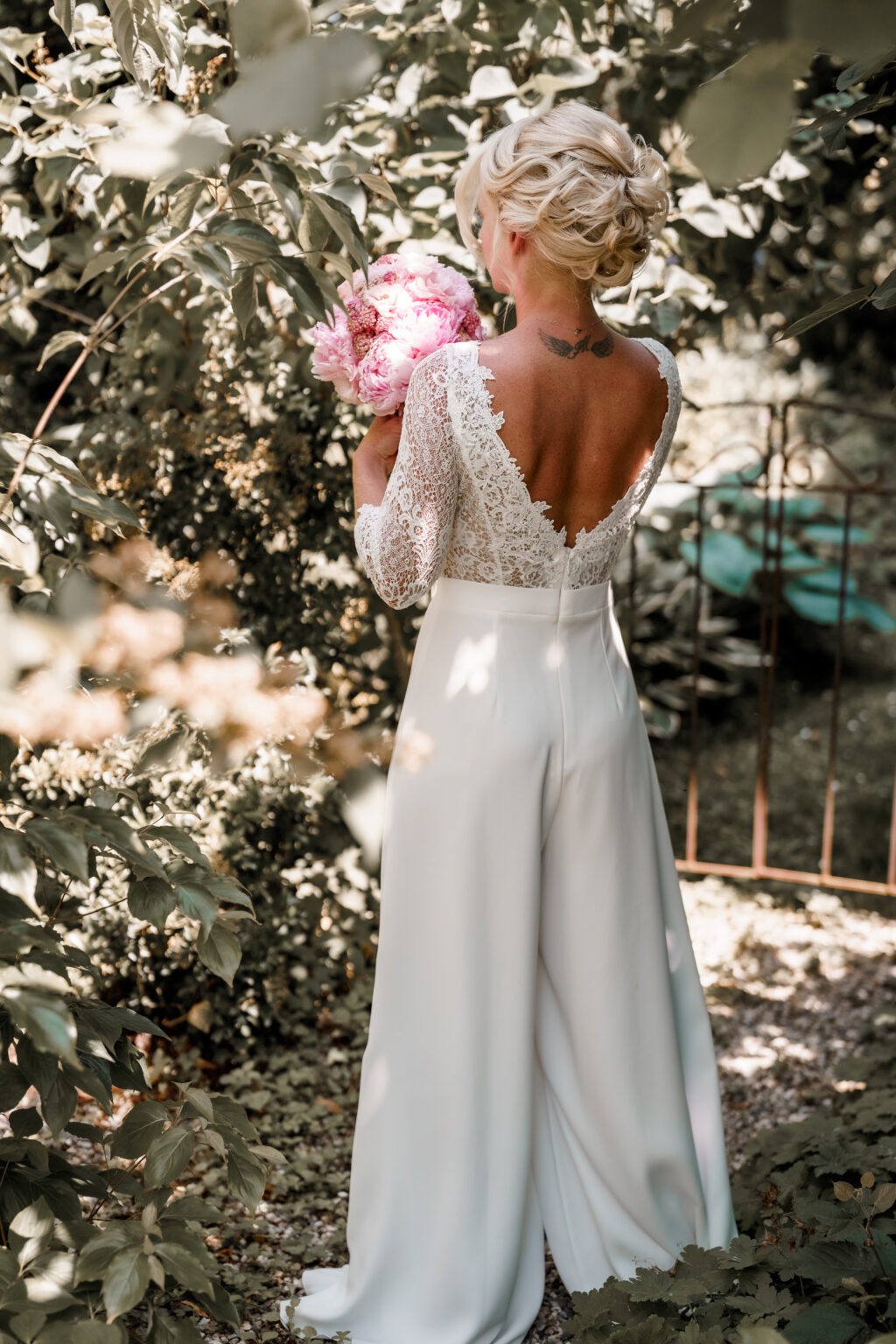 Braut-Jumpsuit mit tiefem Spitzenrücken für die standesamtliche Hochzeit