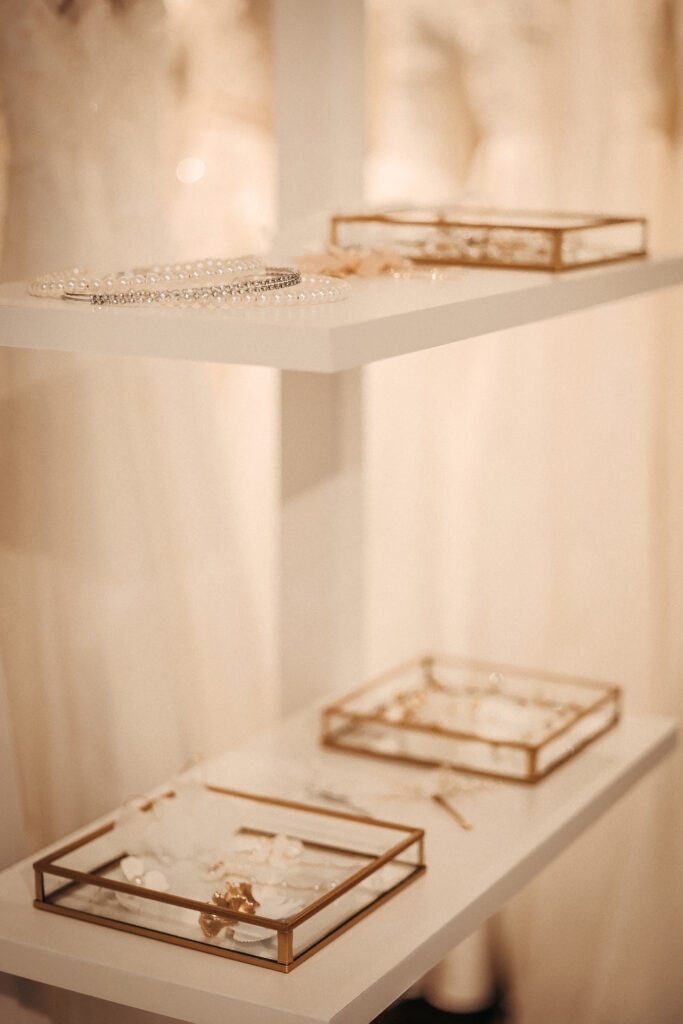 Feiner Brautschmuck in der Boutique von Schleier und Spitze in Barbing