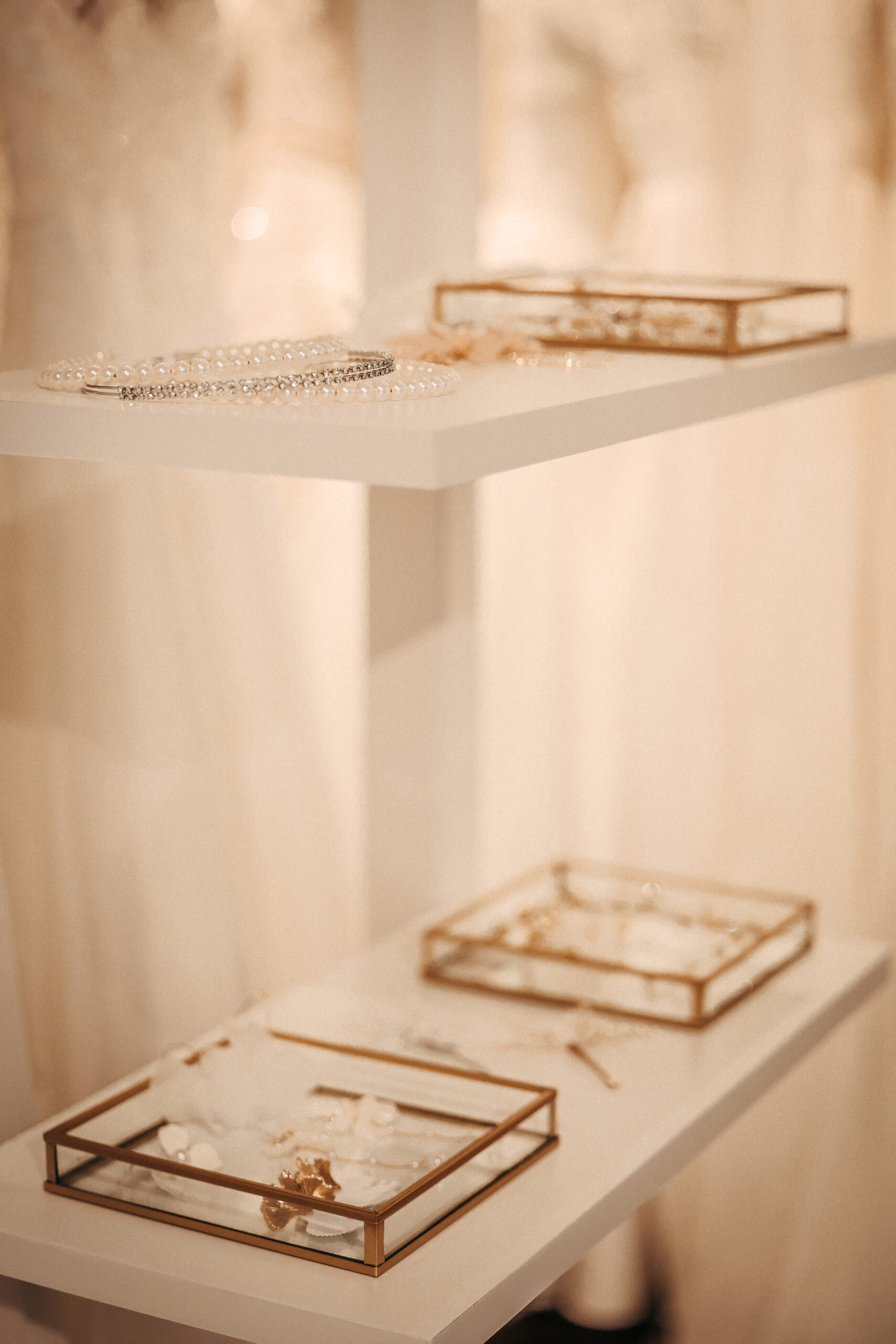 Schleier & Spitze Brautmode Schmuck