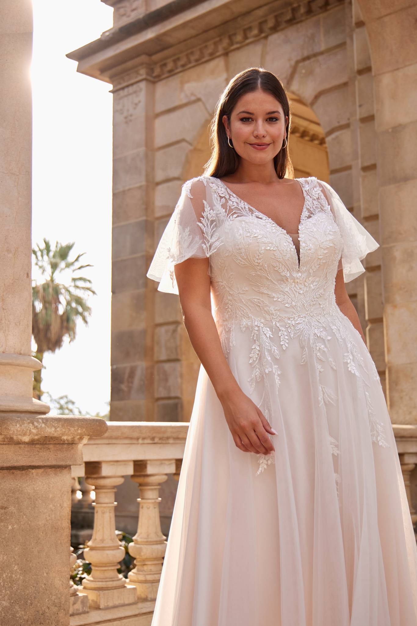 Curvy Braut im Brautkleid bei Schleier und Spitze Regensburg