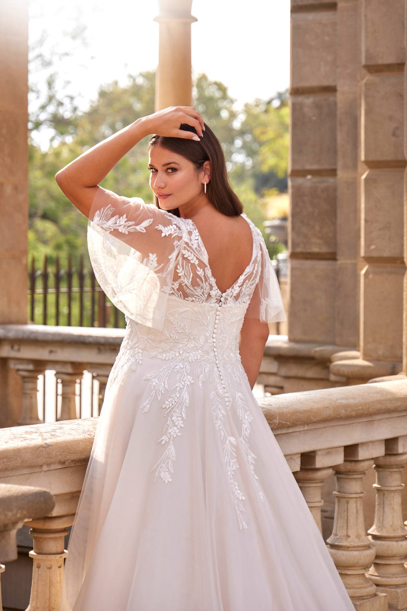 Curvy Braut im Brautkleid bei Schleier und Spitze Regensburg