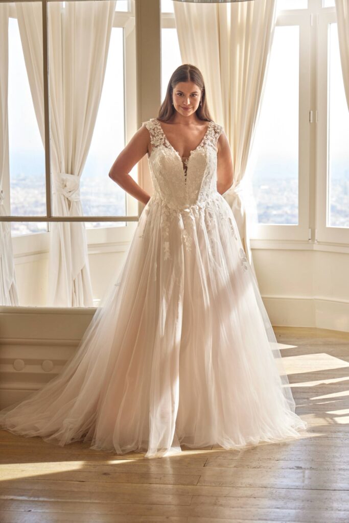Curvy Braut im Brautkleid bei Schleier und Spitze Regensburg