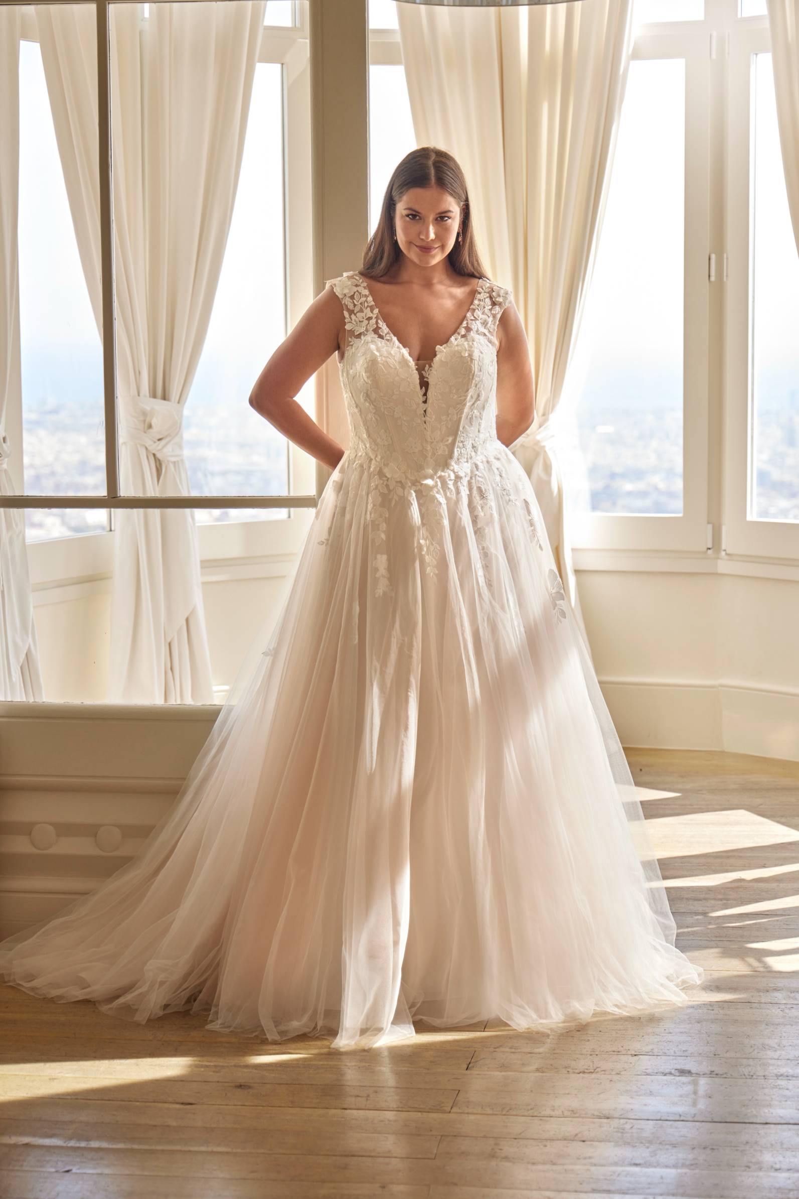 Curvy Braut im Brautkleid bei Schleier und Spitze Regensburg