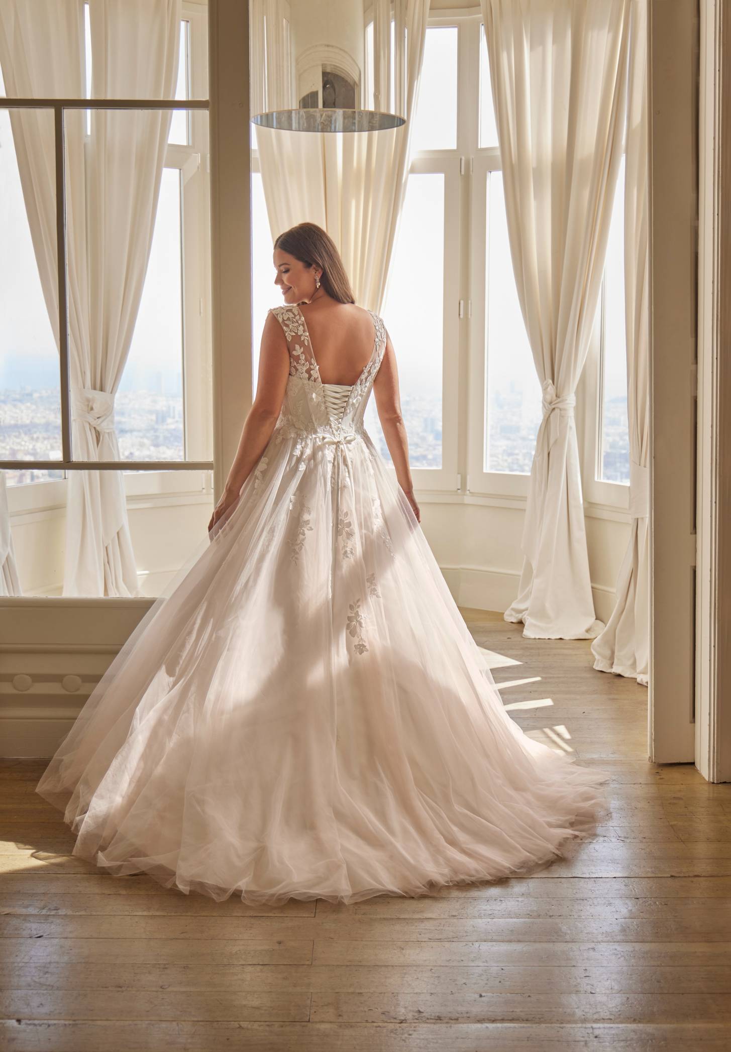 Curvy Braut im Brautkleid bei Schleier und Spitze Regensburg