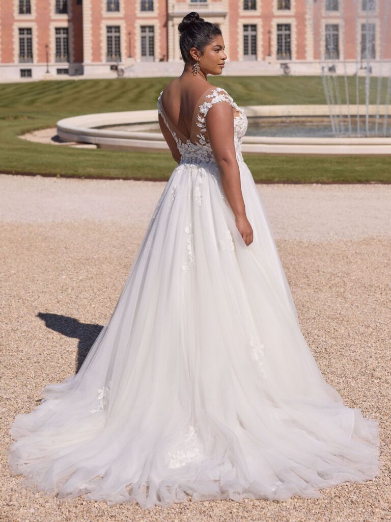 Curvy Braut im Brautkleid bei Schleier und Spitze Regensburg