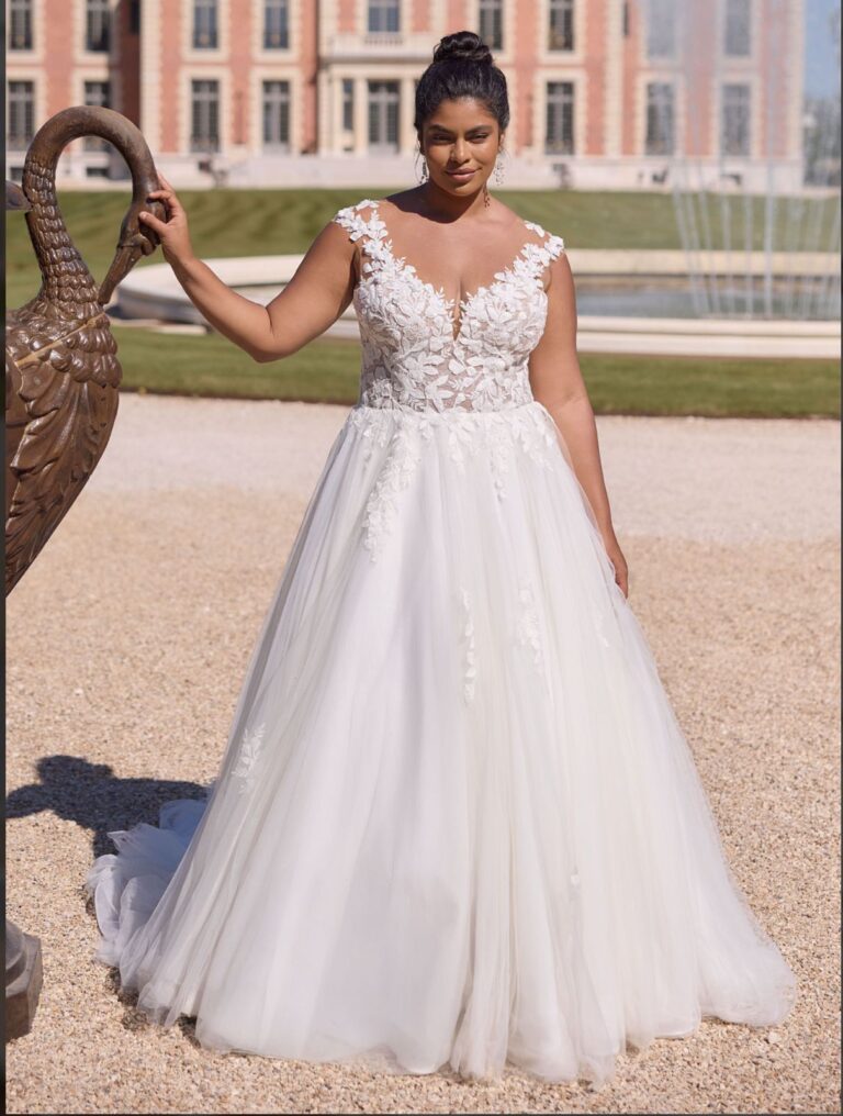 Curvy Braut im Brautkleid bei Schleier und Spitze Regensburg