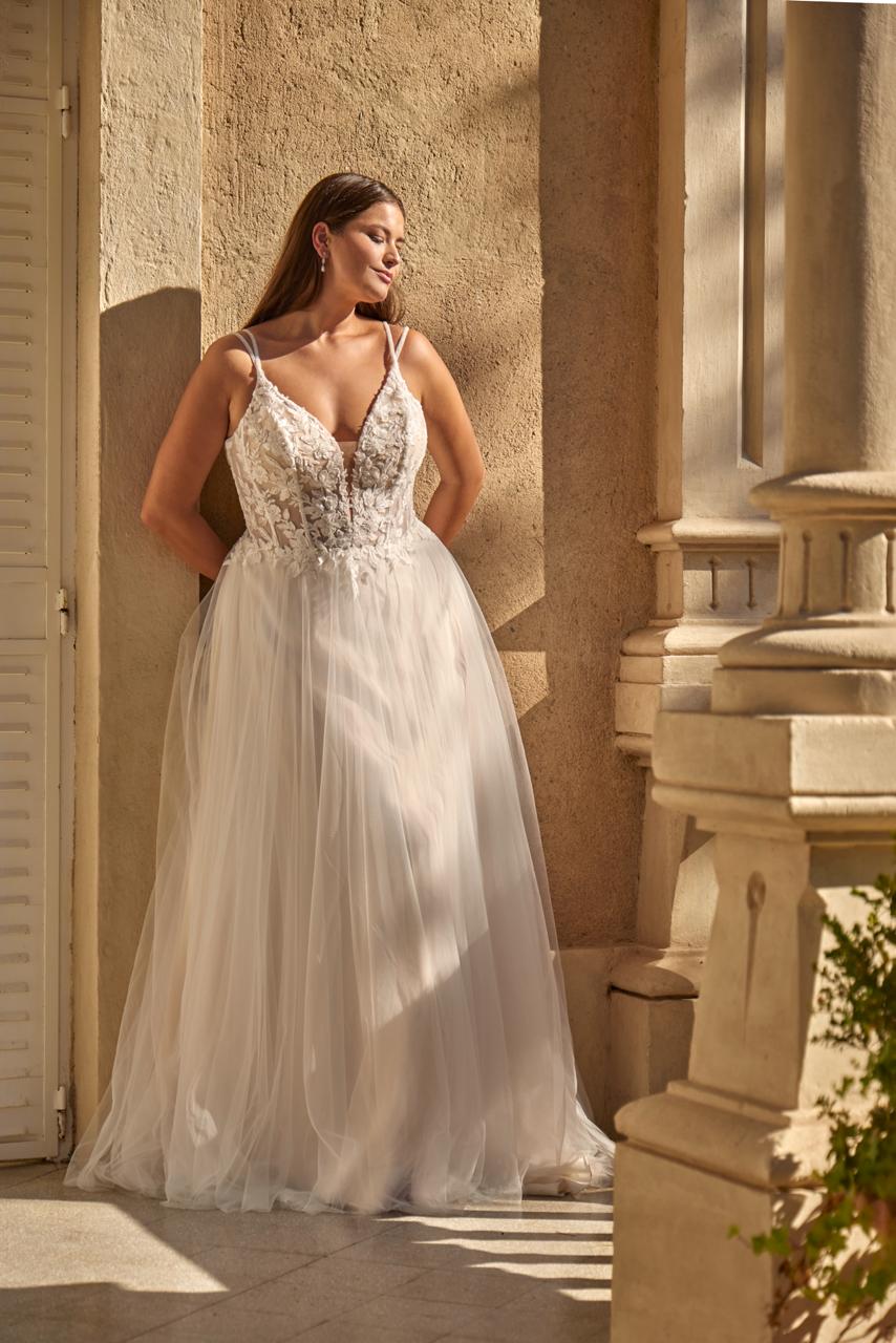 Curvy Braut im Brautkleid bei Schleier und Spitze Regensburg