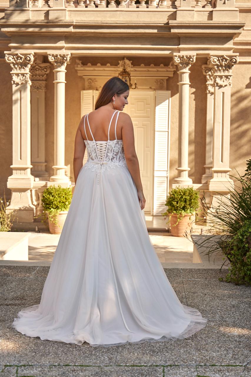 Curvy Braut im Brautkleid bei Schleier und Spitze Regensburg