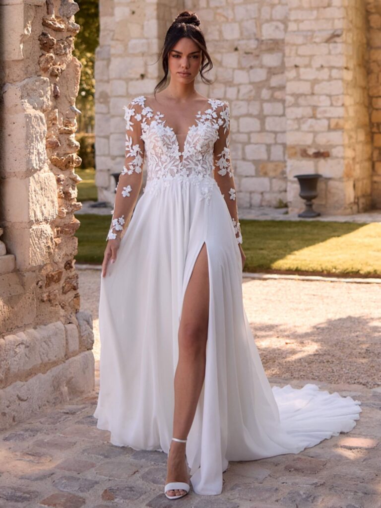 Romantisches Brautkleid mit Spitzenärmeln, floraler Spitze und Beinschlitz
