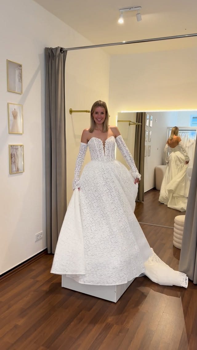 Reel: Braut im glitzernden Brautkleid mit Handschuhen bei der Anprobe