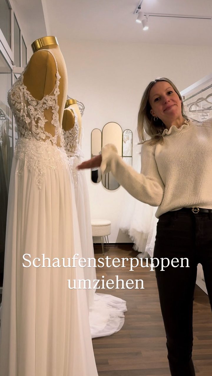 Reel: Schaufensterpuppen umziehen in der Boutique Schleier und Spitze